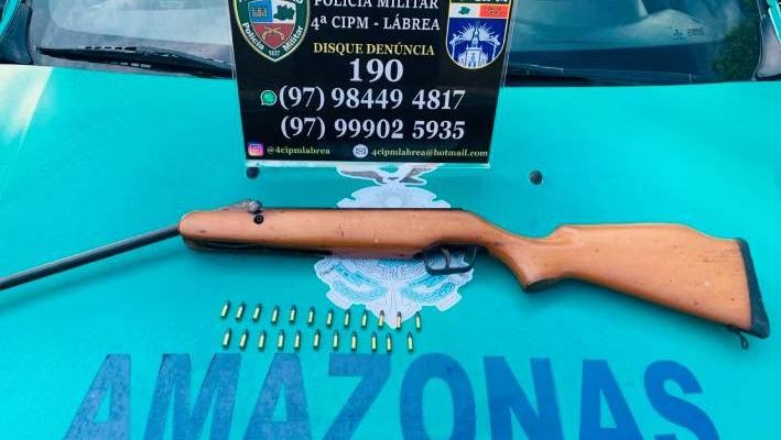 A Polícia Militar do Amazonas (PMAM), por meio da 4ª Companhia Independente de Polícia Militar (CIPM), prendeu um homem, de 19 anos, por tentar vender uma arma de fogo em aplicativo de mensagens. A prisão ocorreu na tarde de sábado (1º), no Ramal São Francisco, zona rural do município de Lábrea (a 702 quilômetros de Manaus).